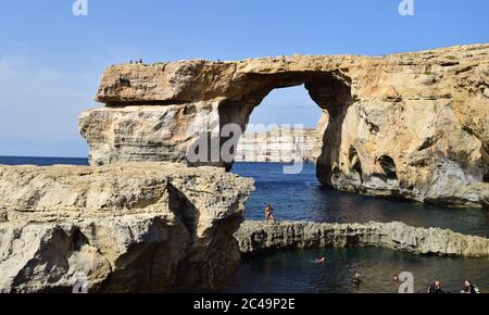 DWEJRA, GOZO, MALTE - 11 octobre 2014 : fenêtre d'azur, arche naturelle formée par l'érosion des falaises de mer à Gozo, destination populaire pour les touristes et les nageurs, bef Banque D'Images