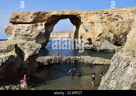 DWEJRA, GOZO, MALTE - 11 octobre 2014 : fenêtre d'azur, arche naturelle formée par l'érosion des falaises de mer à Gozo, destination populaire pour les touristes et les nageurs, bef Banque D'Images