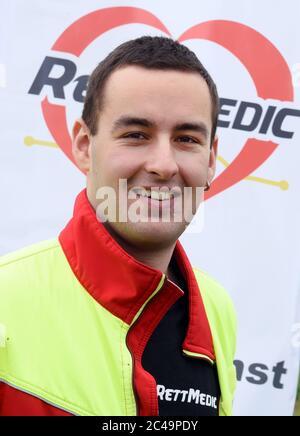 19 juin 2020, Saxe-Anhalt, Bitterfeld-Wolfen: Tobias Fischer, propriétaire de la société RettMedic, se trouve devant le centre de test des anticorps corona à Bitterfeld-Wolfen. La société de services médicaux et de protection incendie, fondée il y a trois ans par l'homme de 23 ans, propose des échantillons de sang individuels pour 40 euros à une station d'essai mise en place il y a quelques jours. Les échantillons sont ensuite testés pour les anticorps du virus corona SARS-COV-2 chez la société de biotechnologie ce-GAT GmbH basée à Tübingen. Les résultats, qui selon la société de biotechnologie supposent une précision de 99.6 pour cent, seront envoyés par la poste quelques uns Banque D'Images