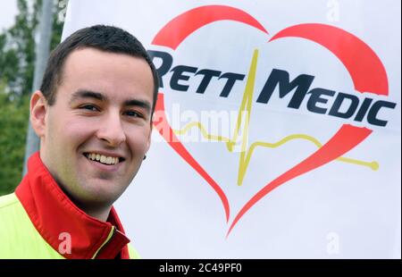 19 juin 2020, Saxe-Anhalt, Bitterfeld-Wolfen: Tobias Fischer, propriétaire de la société RettMedic, se trouve devant le centre de test des anticorps corona à Bitterfeld-Wolfen. La société de services médicaux et de protection incendie, fondée il y a trois ans par l'homme de 23 ans, propose des échantillons de sang individuels pour 40 euros à une station d'essai mise en place il y a quelques jours. Les échantillons sont ensuite testés pour les anticorps du virus corona SARS-COV-2 chez la société de biotechnologie ce-GAT GmbH basée à Tübingen. Les résultats, qui selon la société de biotechnologie supposent une précision de 99.6 pour cent, seront envoyés par la poste quelques uns Banque D'Images