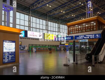 Séoul, Corée du Sud - salle d'attente principale à la gare de Séoul, principale gare ferroviaire de Séoul. Panneaux d'affichage sur le mur et salon VIP au deuxième étage. Banque D'Images