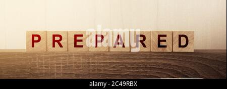 Préparation de lettres alphabet en bois de mot sur table en bois Banque D'Images