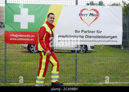 19 juin 2020, Saxe-Anhalt, Bitterfeld-Wolfen: Tobias Fischer, propriétaire de RettMedic, se déroule devant le centre de test des anticorps corona à Bitterfeld-Wolfen. La société de services médicaux et de protection contre les incendies, fondée il y a trois ans par l'homme de 23 ans, propose des échantillons de sang individuels pour 40 euros à une station d'essai mise en place il y a quelques jours. Ces échantillons sont ensuite testés pour les anticorps du virus corona SARS-COV-2 chez la société de biotechnologie ce-GAT GmbH basée à Tübingen. Les résultats, qui selon la société de biotechnologie supposent une précision de 99.6 pour cent, seront envoyés par la poste quelques jours la Banque D'Images