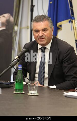 Naples, Italie. 24 juin 2020. Conférence de presse de la présentation du concert 'le vie dell'Amicizia-concerto per la Siria' par Maestro Riccardo Muti. La manifestation du 5 juillet sur les ruines de Paestum.in photo Francesco Alfieri, maire de Capaccio Paestum (photo de Salvatore Esposito/Pacific Press) Credit: Pacific Press Agency/Alamy Live News Banque D'Images