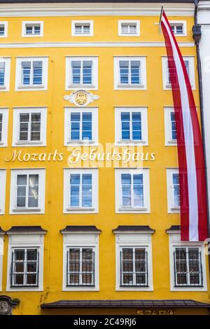 Salzbourg, Autriche - 5 mars 2017 : vue sur le bâtiment de la maison natale de Mozart (Getreidegasse) dans la vieille ville Banque D'Images