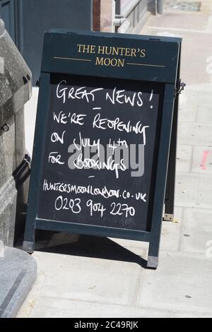 Londres, Royaume-Uni. 25 juin 2020. Les restaurants de Londres se préparent à ouvrir le 4 juillet, beaucoup dépensent de l'argent pour la rénovation et la décoration. Crédit : Brian Minkoff/ Alamy Live News Banque D'Images