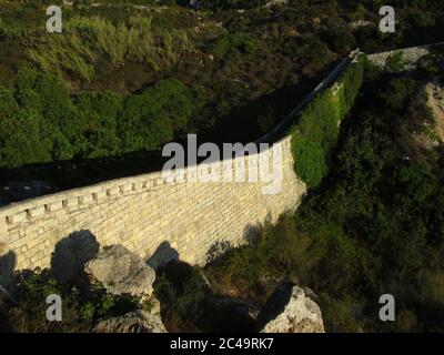 BINGEMMA, RABAT, MALTE - 19 juillet 2014 : partie des lignes Victoria ou Grande Muraille de Malte, un mur fortifié défensif avec bastions, fentes d'armes à feu pour défér Banque D'Images