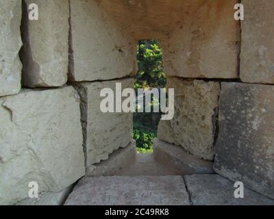 BINGEMMA, RABAT, MALTE - 19 juillet 2014 : partie des lignes Victoria ou Grande Muraille de Malte, un mur fortifié défensif avec bastions, fentes d'armes à feu pour défér Banque D'Images