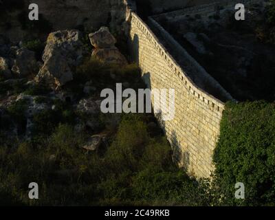 BINGEMMA, RABAT, MALTE - 19 juillet 2014 : partie des lignes Victoria ou Grande Muraille de Malte, un mur fortifié défensif avec bastions, fentes d'armes à feu pour défér Banque D'Images