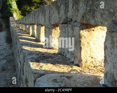 BINGEMMA, RABAT, MALTE - 19 juillet 2014 : partie des lignes Victoria ou Grande Muraille de Malte, un mur fortifié défensif avec bastions, fentes d'armes à feu pour défér Banque D'Images