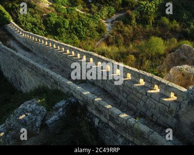 BINGEMMA, RABAT, MALTE - 19 juillet 2014 : partie des lignes Victoria ou Grande Muraille de Malte, un mur fortifié défensif avec bastions, fentes d'armes à feu pour défér Banque D'Images