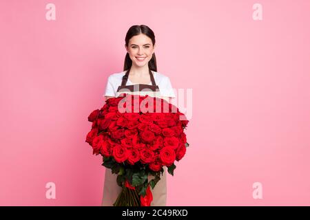 Portrait de son elle belle attrayante jolie gaie fille vente au détail vendeur tenant dans les mains géant chic luxe bouquet roses rouges Banque D'Images