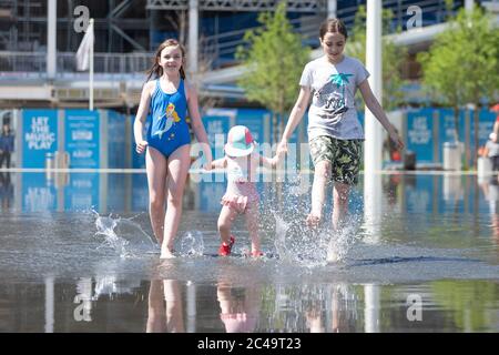 Enfants s'amusent dans les fontaines de Centenary Square, Birmingham, Royaume-Uni Banque D'Images