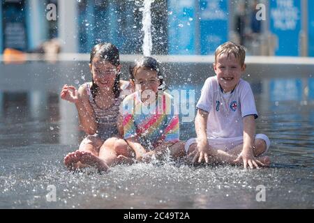 Enfants s'amusent dans les fontaines de Centenary Square, Birmingham, Royaume-Uni Banque D'Images