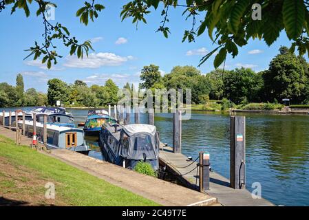 La Tamise à l'entrée de l'écluse de Shepperton, le jour ensoleillé de l'été, Surrey Angleterre Royaume-Uni Banque D'Images