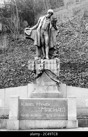 PRAGUE, RÉPUBLIQUE TCHÈQUE - 08 FÉVRIER 2020 : monument de Karel Hynek Macha, poète tchèque. Petrin Hill, Prague, République tchèque. Image en noir et blanc. Banque D'Images