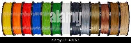 Filaments d'imprimante 3D multicolores sur fond blanc Banque D'Images