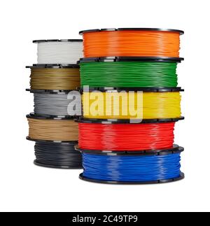 Filaments d'imprimante 3D multicolores sur fond blanc Banque D'Images