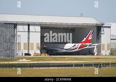 L'avion RAF Voyager utilisé par le Premier ministre et la famille royale émerge d'un hangar à l'aéroport de Cambridge où il a été repeint dans les couleurs du drapeau de l'Union pour un coût de près de 1 million de livres sterling. Banque D'Images