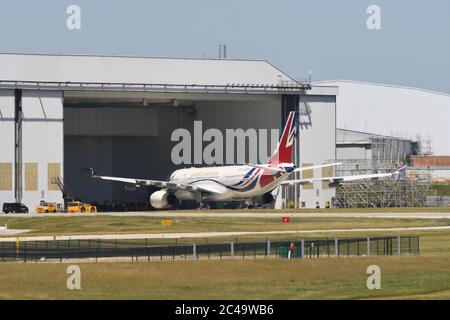 L'avion RAF Voyager utilisé par le Premier ministre et la famille royale émerge d'un hangar à l'aéroport de Cambridge où il a été repeint dans les couleurs du drapeau de l'Union pour un coût de près de 1 million de livres sterling. Banque D'Images