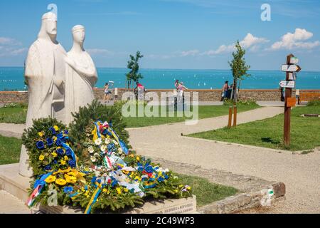 TIHANY, HONGRIE - 30 JUILLET 2016 : statue du roi Andrew et Anastasia à côté de l'abbaye de Tihany avec le lac Balaton en arrière-plan. Banque D'Images