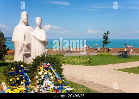 TIHANY, HONGRIE - 30 JUILLET 2016 : statue du roi Andrew I et Anastasia à côté de l'abbaye bénédictine de Tihany avec le lac Balaton en arrière-plan Banque D'Images