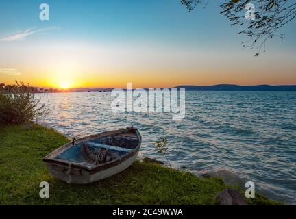 Magnifique coucher de soleil sur le lac Balaton avec un bateau à l'avant Banque D'Images