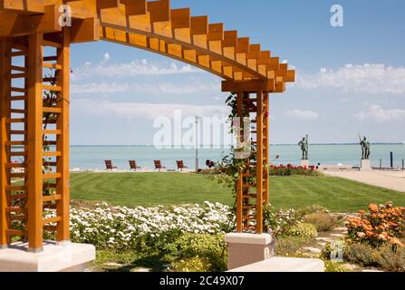 La plage du lac Balaton avec ses roserlis et son jardin de fleurs à Balatonfured, hongrie Banque D'Images