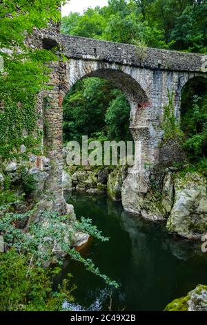 Pont du Diable ancien pont de l'Ariège, Pyrénées françaises, France Banque D'Images