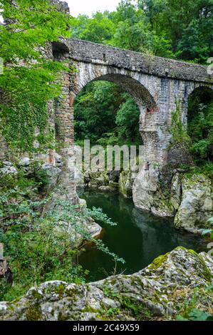 Pont du Diable ancien pont de l'Ariège, Pyrénées françaises, France Banque D'Images