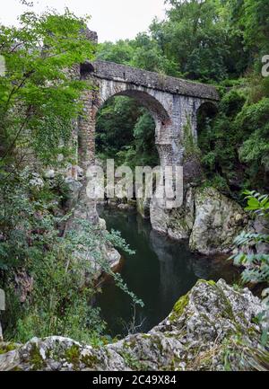 Pont du Diable ancien pont de l'Ariège, Pyrénées françaises, France Banque D'Images