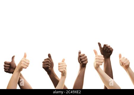 Groupe de mains multiraciales. Pouces isolés sur fond blanc Banque D'Images