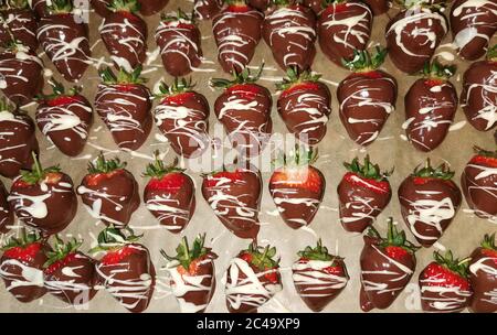 fraises douces enrobées de chocolat blanc et noir et prêtes à manger Banque D'Images