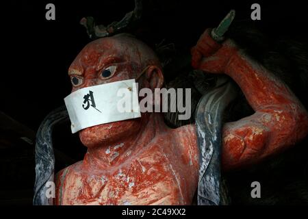 Tokyo, Japon. 31 mai 2020. La statue de Nio au temple de Genshoji dans le quartier d'Ota, Tokyo vu portant un masque facial protecteur. Tokyo a enregistré 55 nouveaux cas d'infection par le coronavirus Covid-19, suite à la levée de la Déclaration sur l'état d'urgence à la fin de mai. Crédit : James Matsumoto/SOPA Images/ZUMA Wire/Alay Live News Banque D'Images