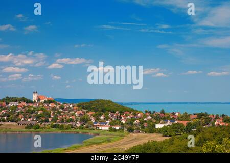 Vue panoramique sur le village de Tihany avec la célèbre abbaye au sommet de la colline et le lac Balaton en arrière-plan et le lac intérieur par une journée ensoleillée Banque D'Images