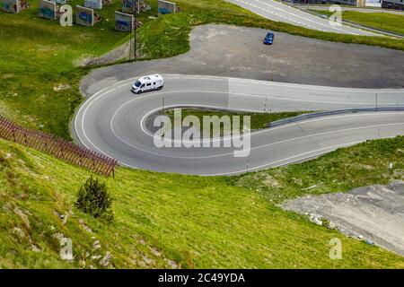 Campervan sur une route tortueuse qui se démène vers le col du Port d'Envalera, pas de la Casa. Andorre, Pyrénées Banque D'Images