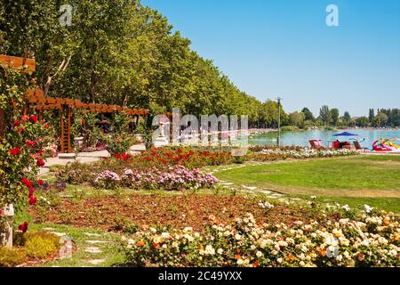 Plage du lac Balaton et jardin fleuri à Balatonfured, Hongrie Banque D'Images