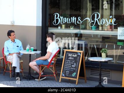 Londres, Royaume-Uni. 25 juin 2020. Les résidents de Kensington commencent à profiter à nouveau des plaisirs simples de la vie, comme s'asseoir à une table de terrasse de café crédit: Brian Minkoff/ Alay Live News Banque D'Images