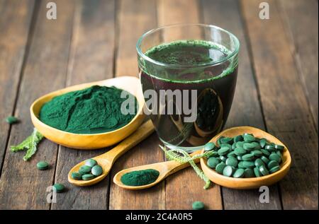 Boisson saine à la spiruline dans le verre Banque D'Images