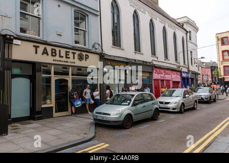 Cork, Irlande. 25 juin 2020. Fermeture de la rue du château de Tableth, Cork City. Un autre magasin touché par le verrouillage a été des jeux de table qui ferment maintenant leur magasin dans Castle Street. L'entreprise prévoit de continuer à quitter son magasin Bantry et en ligne, mais s'arrêtera dans la ville. De midi aujourd'hui jusqu'au dimanche plan ils vendent leur bibliothèque de jeux qui pourraient être joués pendant que vous fréquenter le magasin. La file d'attente s'est déroulée sur Castle Street et dans une partie de North main Street, en attendant l'ouverture du magasin au 12. Credit: Damian Coleman/Alay Live News Banque D'Images