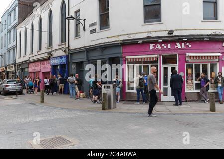 Cork, Irlande. 25 juin 2020. Fermeture de la rue du château de Tableth, Cork City. Un autre magasin touché par le verrouillage a été des jeux de table qui ferment maintenant leur magasin dans Castle Street. L'entreprise prévoit de continuer à quitter son magasin Bantry et en ligne, mais s'arrêtera dans la ville. De midi aujourd'hui jusqu'au dimanche plan ils vendent leur bibliothèque de jeux qui pourraient être joués pendant que vous fréquenter le magasin. La file d'attente s'est déroulée sur Castle Street et dans une partie de North main Street, en attendant l'ouverture du magasin au 12. Credit: Damian Coleman/Alay Live News Banque D'Images