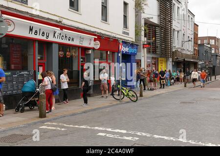 Cork, Irlande. 25 juin 2020. Fermeture de la rue du château de Tableth, Cork City. Un autre magasin touché par le verrouillage a été des jeux de table qui ferment maintenant leur magasin dans Castle Street. L'entreprise prévoit de continuer à quitter son magasin Bantry et en ligne, mais s'arrêtera dans la ville. De midi aujourd'hui jusqu'au dimanche plan ils vendent leur bibliothèque de jeux qui pourraient être joués pendant que vous fréquenter le magasin. La file d'attente s'est déroulée sur Castle Street et dans une partie de North main Street, en attendant l'ouverture du magasin au 12. Credit: Damian Coleman/Alay Live News Banque D'Images