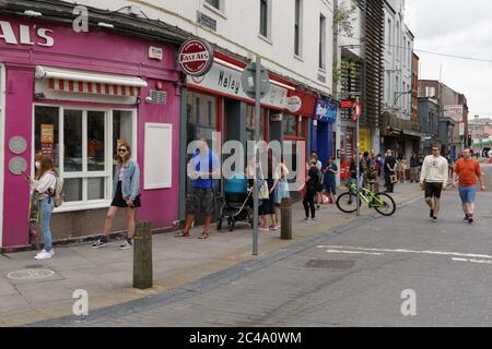 Cork, Irlande. 25 juin 2020. Fermeture de la rue du château de Tableth, Cork City. Un autre magasin touché par le verrouillage a été des jeux de table qui ferment maintenant leur magasin dans Castle Street. L'entreprise prévoit de continuer à quitter son magasin Bantry et en ligne, mais s'arrêtera dans la ville. De midi aujourd'hui jusqu'au dimanche plan ils vendent leur bibliothèque de jeux qui pourraient être joués pendant que vous fréquenter le magasin. La file d'attente s'est déroulée sur Castle Street et dans une partie de North main Street, en attendant l'ouverture du magasin au 12. Credit: Damian Coleman/Alay Live News Banque D'Images