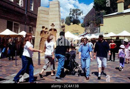 The Rocks Sydney NSW Australie les gens au marché artisanal près du monument des premières impressions Banque D'Images