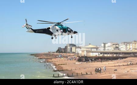 Worthing UK 25 juin 2020 - une ambulance aérienne atterrit aujourd'hui sur la plage de Worthing, alors qu'elle assiste à un incident avec les services d'urgence. La police a dit qu'une femme qui croyait être dans ses années 50 est morte après avoir subi un incident médical sur la plage : crédit Simon Dack / Alamy Live News Banque D'Images