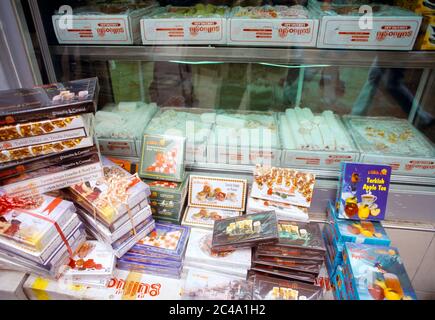 Istanbul Turquie boîtes de plaisir turc en vente dans le Sweet Shop dans le Grand Bazar Banque D'Images