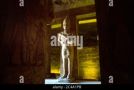 Le Grand Temple de Ra-Harakhte Abu Simbel Égypte Grande salle avec une des huit colonnes avec une image Osiride de Ramsès II Banque D'Images