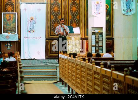 Assouan Égypte Priest principal service du dimanche à l'église copte d'El Adra Banque D'Images