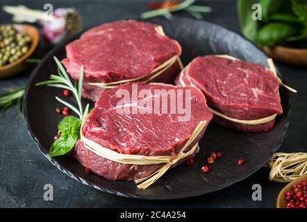 Steak de bœuf biologique cru aux épices Banque D'Images