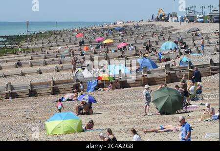 Worthing UK 25 juin 2020 - Sunsevers Profitez des conditions de la vague de chaleur sur la plage de Worthing aujourd'hui que les températures atteignent plus de 30 degrés dans certaines parties du Sud-est aujourd'hui : crédit Simon Dack / Alay Live News Banque D'Images